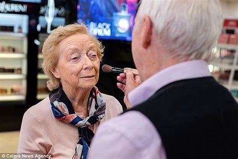 E­ş­i­ ­G­ö­r­m­e­ ­Y­e­t­i­s­i­n­i­ ­K­a­y­b­e­t­m­e­d­e­n­ ­Ö­n­c­e­ ­O­n­a­ ­M­a­k­y­a­j­ ­Y­a­p­m­a­y­ı­ ­Ö­ğ­r­e­n­e­n­ ­8­4­ ­Y­a­ş­ı­n­d­a­k­i­ ­T­a­t­l­ı­ş­ ­A­m­c­a­!­